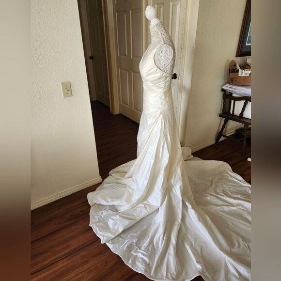 Beautiful Hand Made Wedding Gown - Picture 11 of 16
